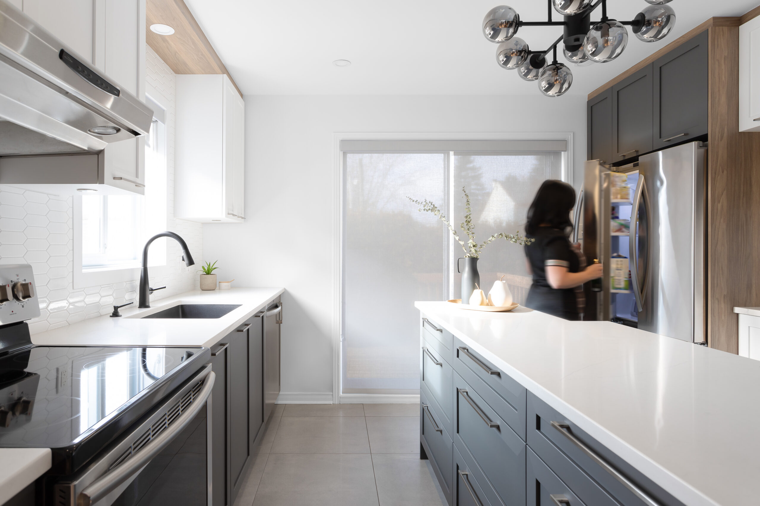 cuisine rénovée grise et blanche aux accents de bois