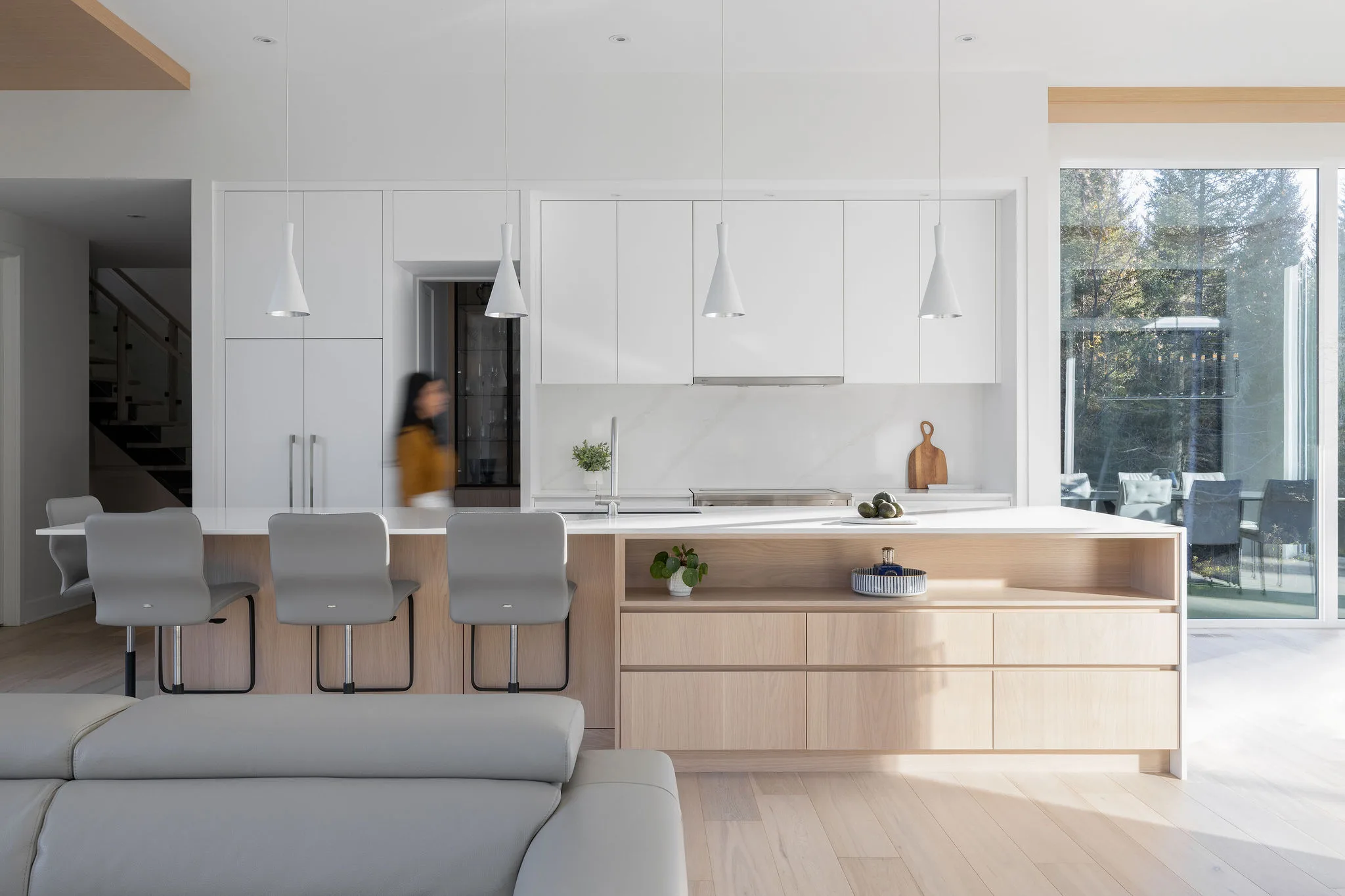 Cuisine aire ouverte avec armoires bois et blanc