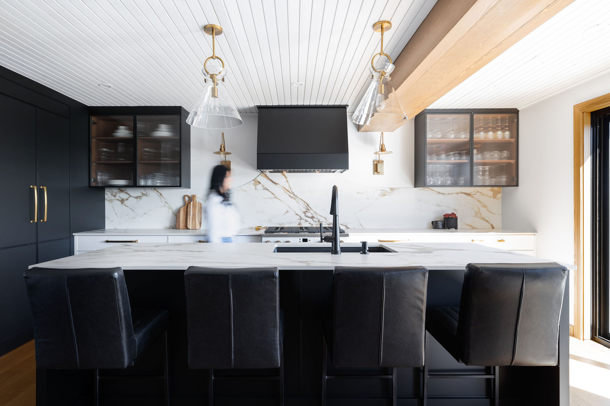 Design de cuisine sur mesure avec armoires blanches et noires
